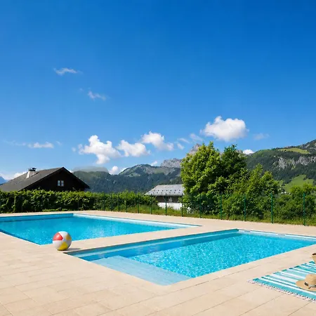 Appartement Skis Aux Pieds Avec Vue Sur Le Village Et Vallee *