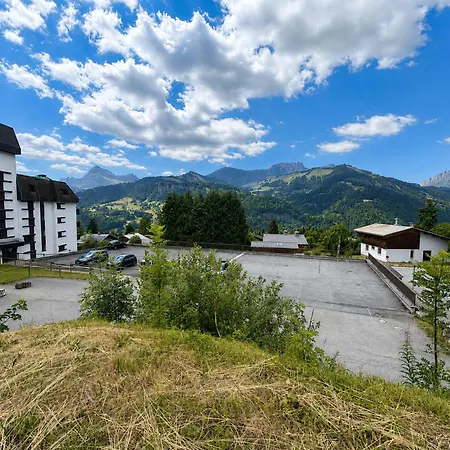 Skis Aux Pieds Avec Vue Sur Le Village Et Vallee * Notre-Dame-de-Bellecombe